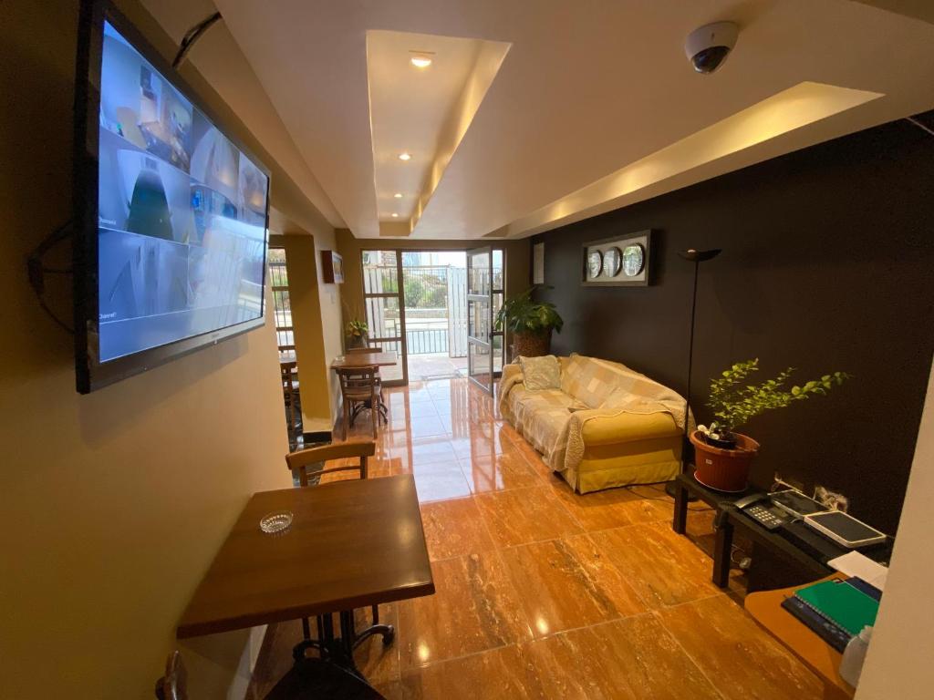 金特罗AH Rent的带沙发和平面电视的客厅