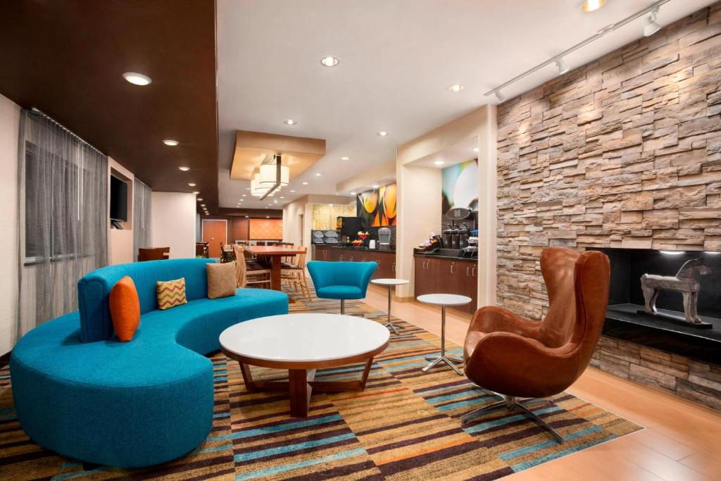 Mendota Heights费尔菲尔德旅馆及明尼阿波利斯套房酒店 - 圣保罗机场的客厅配有蓝色的家具和壁炉
