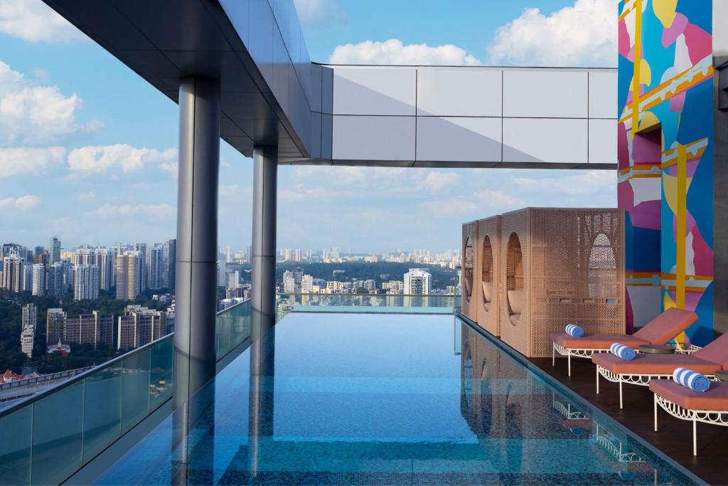 新加坡Courtyard by Marriott Singapore Novena的从带椅子的建筑的顶层欣赏美景