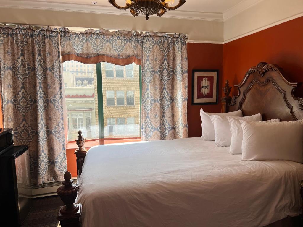 旧金山联合广场菲茨杰拉德酒店的一间卧室设有一张大床和一个窗户。