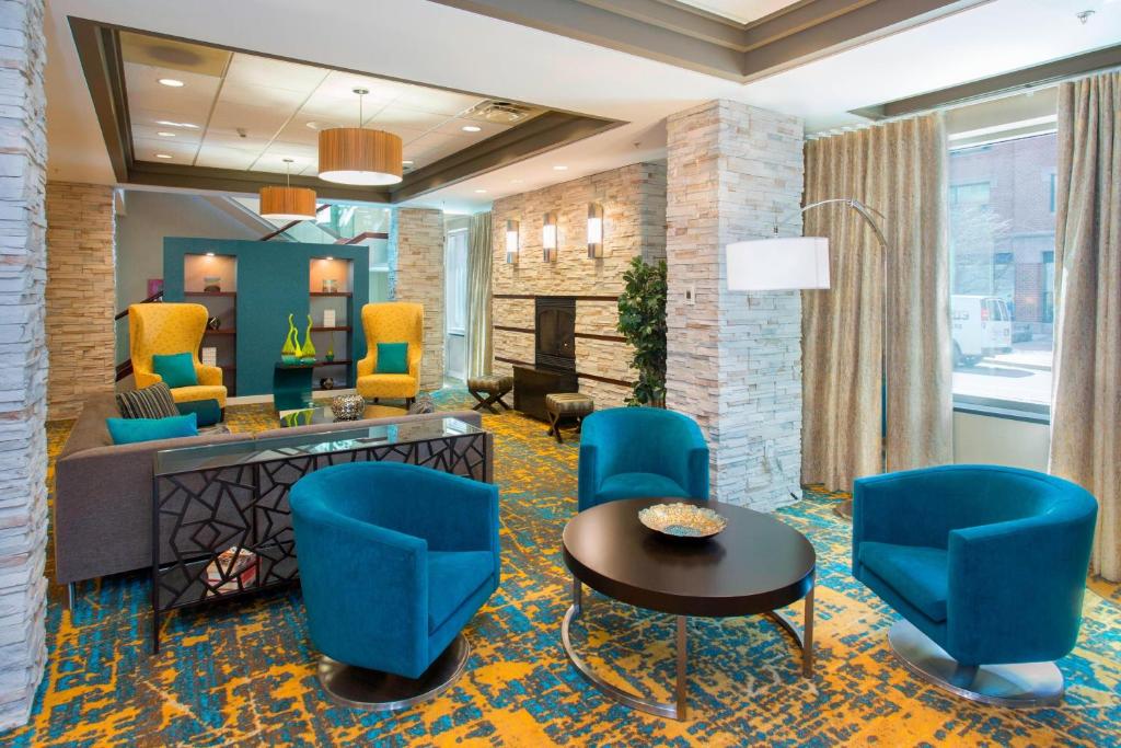 蒙克顿万豪酒店蒙克顿原住客栈的酒店大堂设有蓝色椅子和桌子
