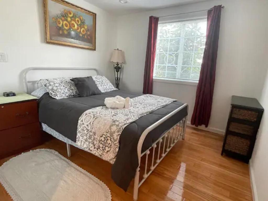 旧金山2 Bedroom Apartment with Parking near City College of SF的一间卧室设有一张床和一个窗口