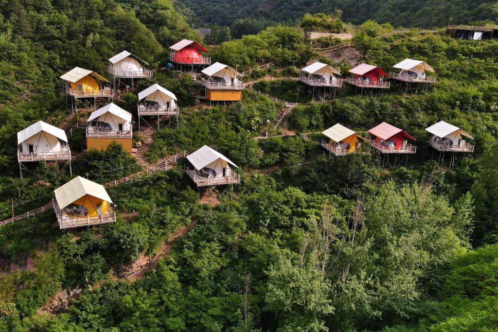 兴隆星宿-雾灵山居-民宿度假村的山丘上一群房子的顶部景色