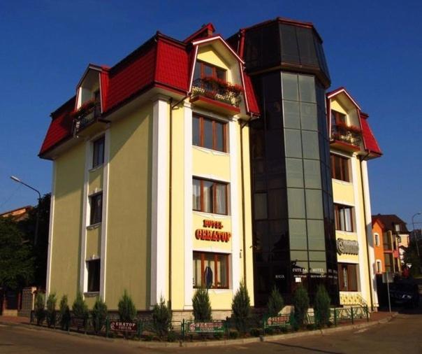 特鲁斯卡韦茨Hotel&Restaurant SENATOR的一座白色的大建筑,有红色的屋顶