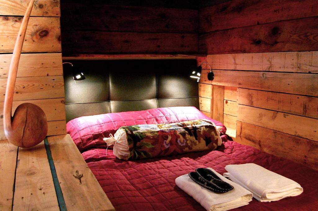 凯夫拉维克1X6旅馆的木制客房内的一间卧室,配有一张床