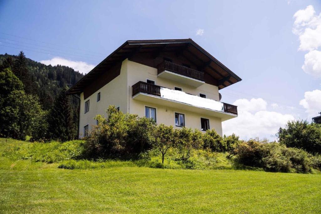 拉德施塔特Holiday home in Radstadt - Salzburger Land 352的草场顶部有屋顶的建筑