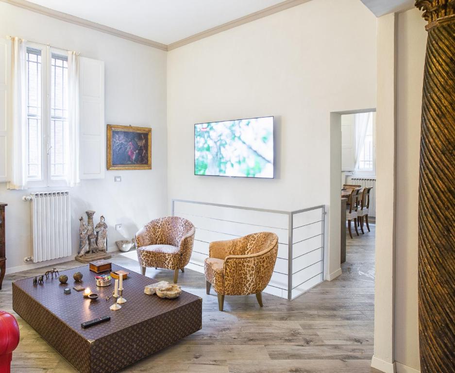 博洛尼亚casa Guido Reni的客厅配有桌椅