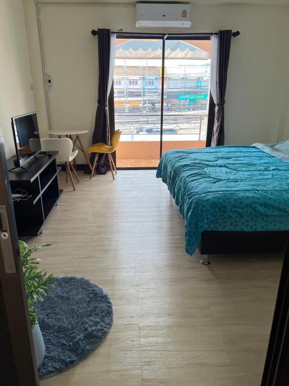 梭桃邑Sea skyline home的一间卧室设有一张床和一个滑动玻璃门