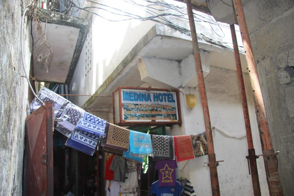 MutsamuduMEDINA HOTEL - Mutsamudu的一条狭窄的小巷,上面有墨西哥汽车旅馆的标志