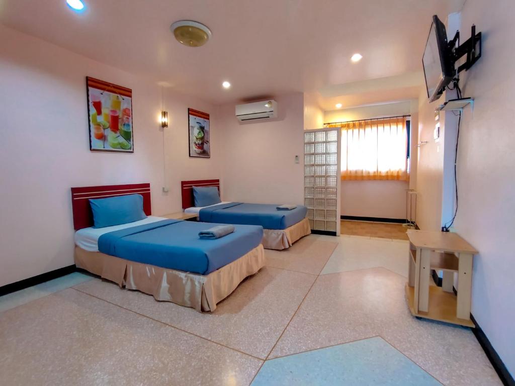 乌汶斯瑞酒店的一间卧室配有两张床和一台平面电视