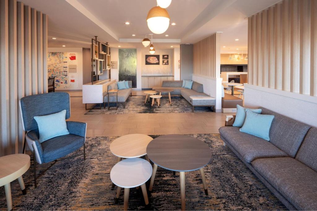 埃伦斯堡TownePlace Suites by Marriott Ellensburg的客厅配有沙发和桌子