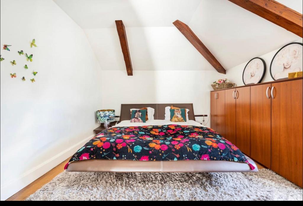 南希Villa Bonnabel的一间卧室配有一张带花卉床罩的床