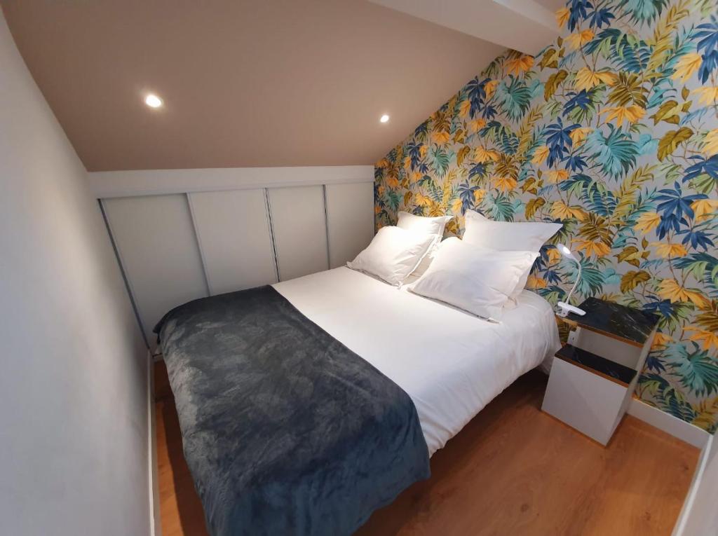 Saint-FonsStop Chez M Select Saga # Qualité # Confort # Simplicité的卧室配有白色床和花卉壁纸