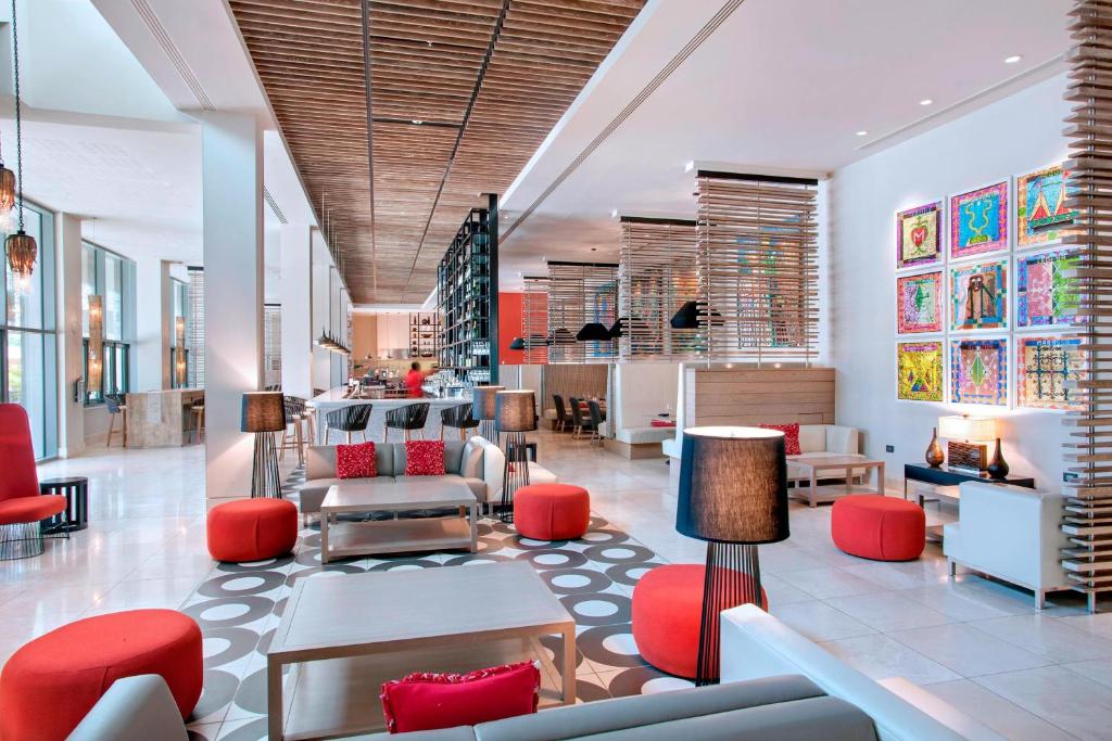 太子港万豪太子宾馆的一间商店的大堂,里面摆放着红色的椅子和桌子