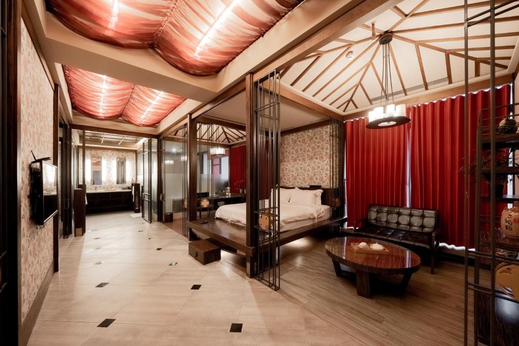 宜兰市天下居行馆的配有床、桌子和沙发的房间