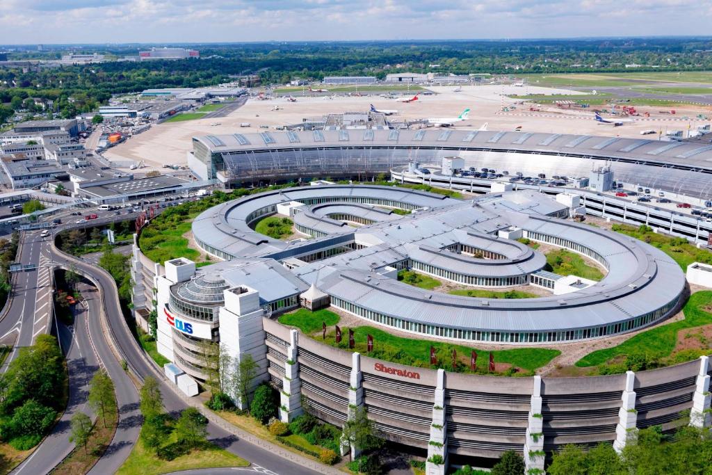 杜塞尔多夫杜塞尔多夫机场谢拉顿酒店的享有大建筑空中景观和道路