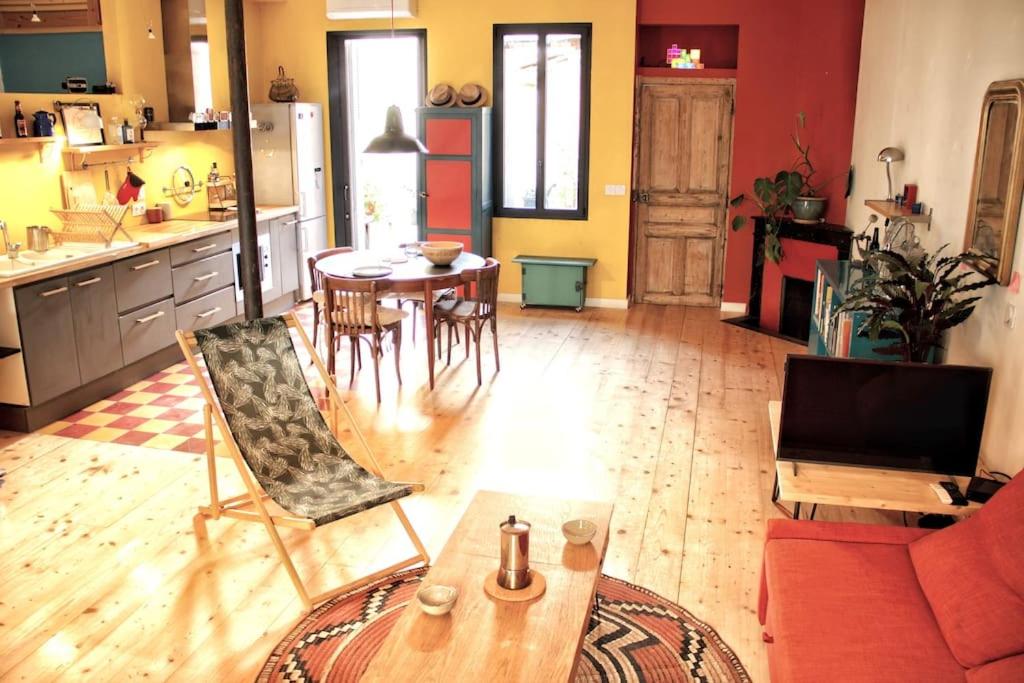 蒙彼利埃Artistic Loft, Downtown Montpellier, WIFI的厨房以及带桌椅的起居室。