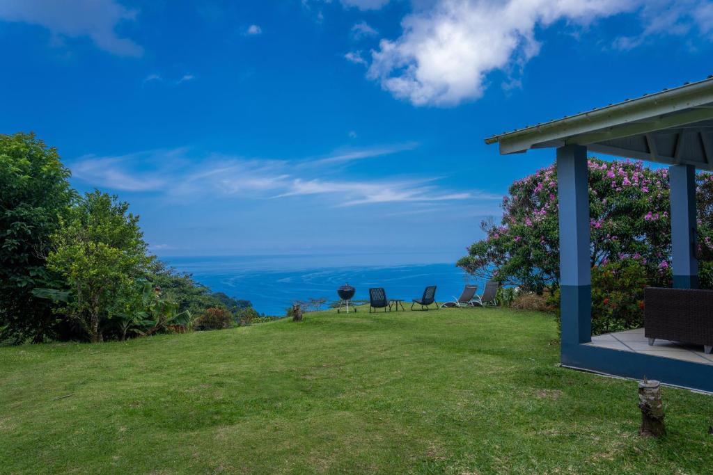 格劳德港米勒索雷别墅的从房子的后院可欣赏到海景