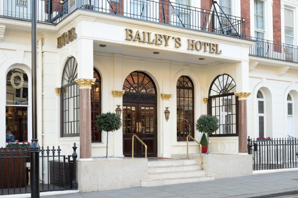 伦敦The Bailey's Hotel London Kensington的街道上建筑物前面的商店