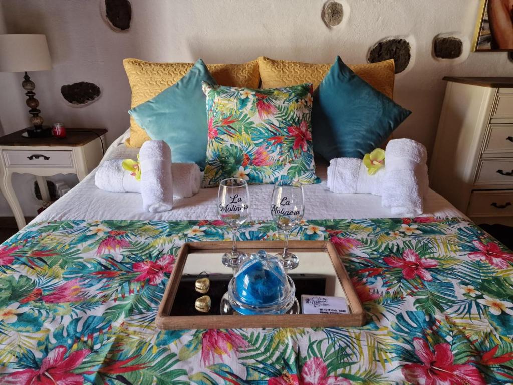 圣卢西亚Romantic Casa Rural La Molinera的一张带茶盘的床铺