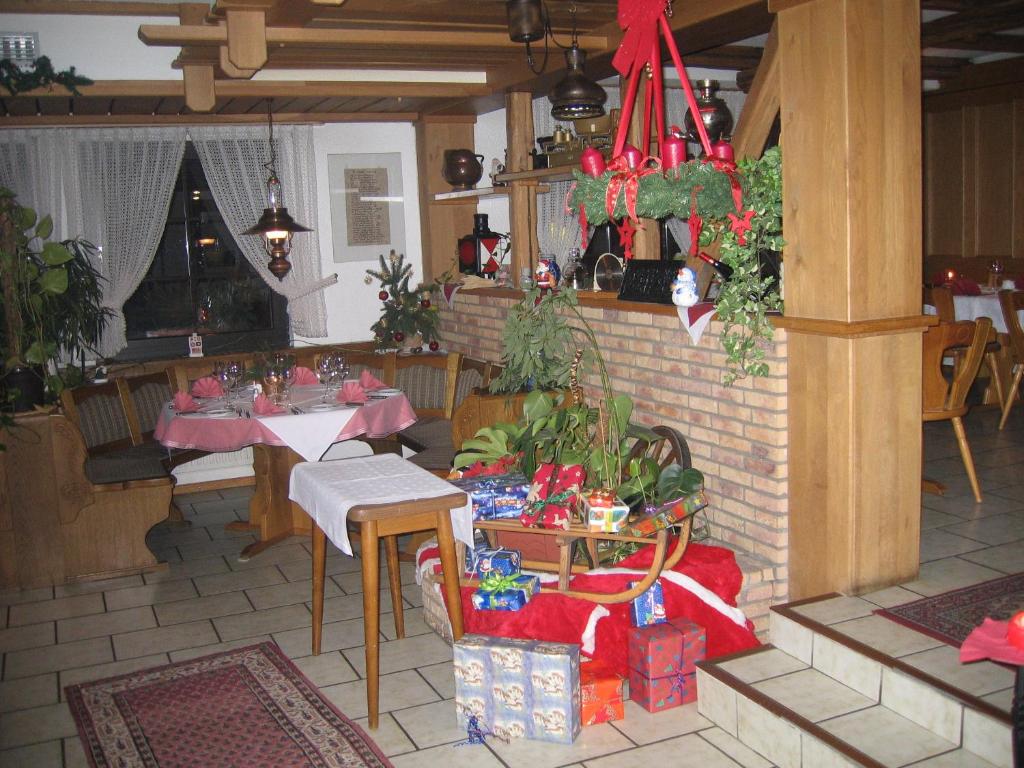 Bruchmühlbach-MiesauHotel-Restaurant-Pfaelzer-Stuben的客厅配有圣诞装饰。