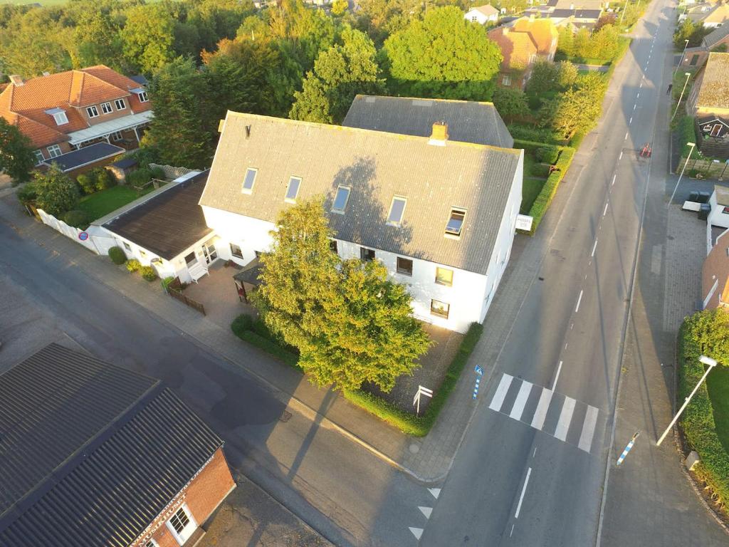 霍耶Marskture Hostel的街道上一座大房子的顶部景色
