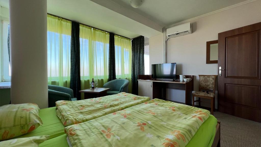 索非亚高尔纳班亚酒店的酒店客房,配有床和电视