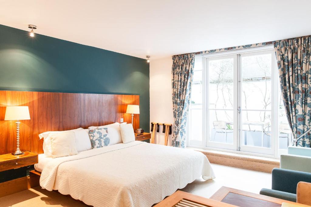 伦敦罗克韦尔设计酒店的一间卧室设有一张大床和一个大窗户