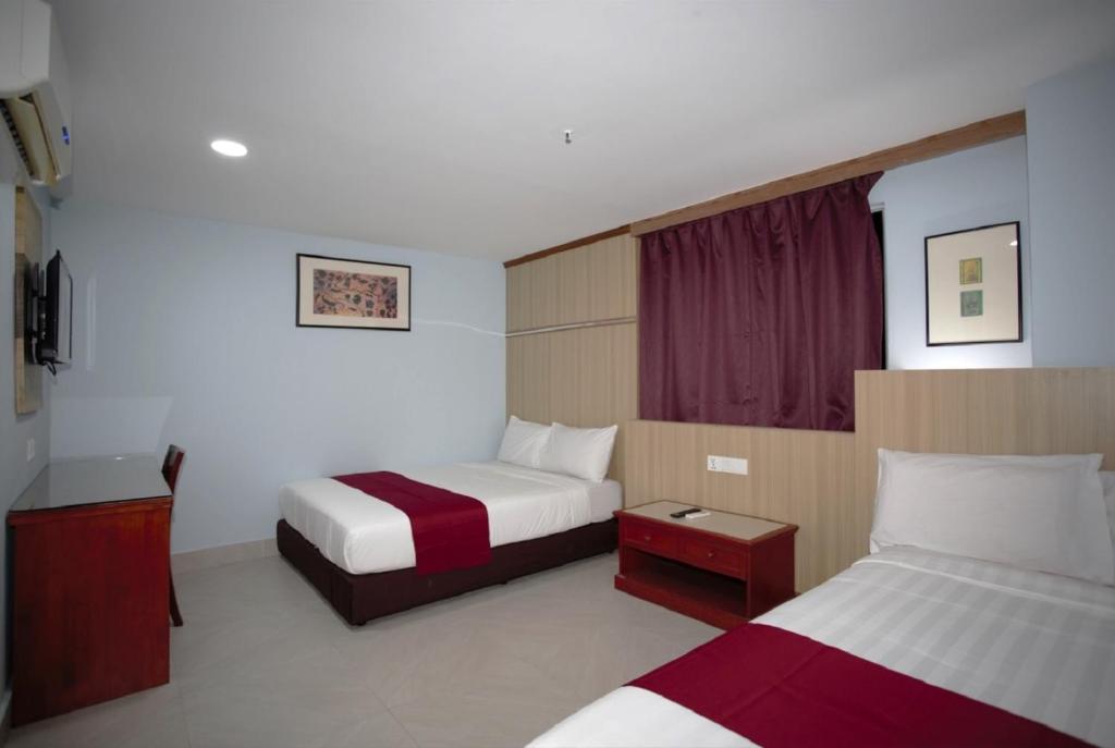 吉隆坡LA ISRA at KL的酒店客房设有两张床和窗户。