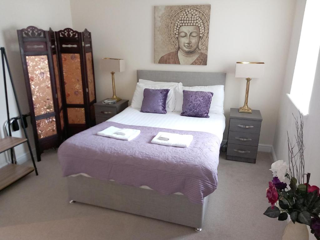 弗利特伍德Victoria Quays Apartments, Fleetwood的一间卧室配有一张床,上面有两条毛巾