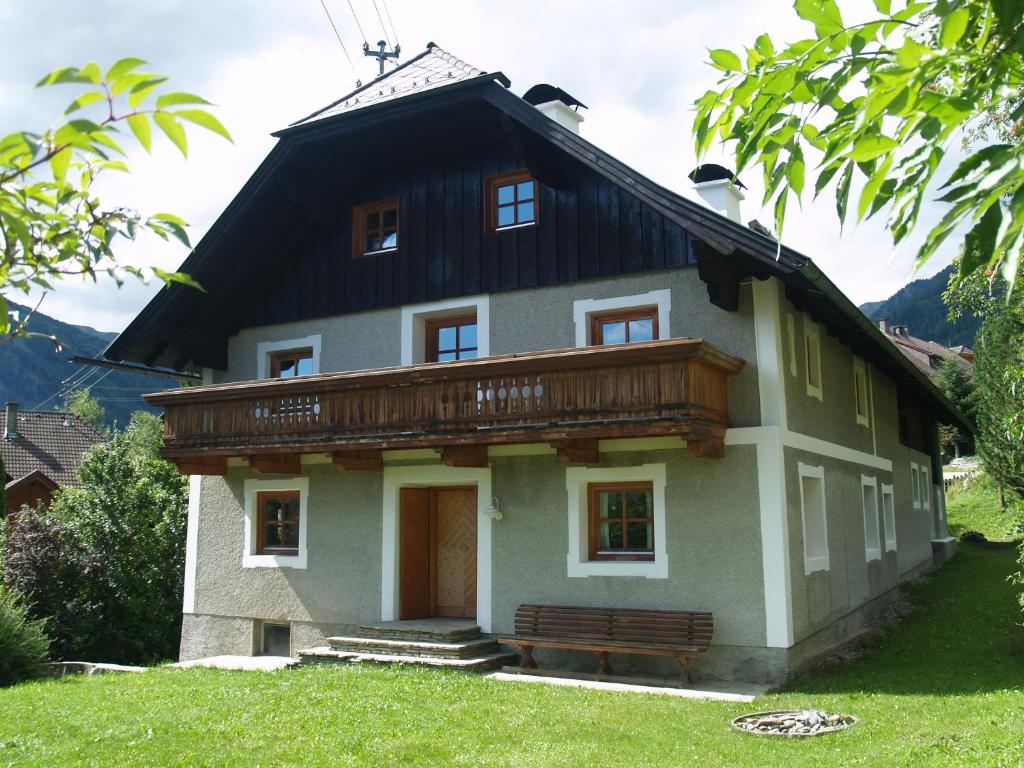 WeisspriachFerienbauernhaus Stergut的房屋的顶部设有木制阳台