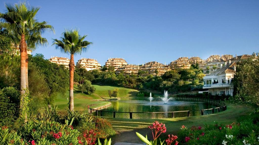 马贝拉New refurnished Apartment Elviria Hills Marbella的一座公园,公园内有喷泉和棕榈树,