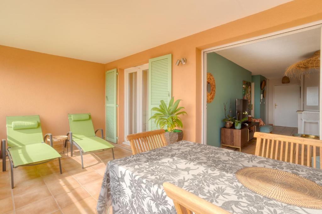博尔马斯·莱斯·米默萨斯Bel appartement classé 3 étoiles的一间带桌子和绿色椅子的用餐室