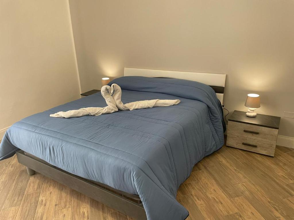 卡瓦德蒂雷尼Casa Marta的一间卧室配有一张床,床上有毛巾