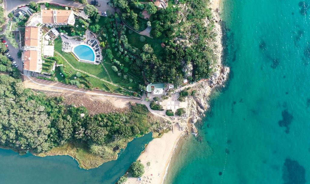 巴哈撒丁岛乐比安卡豪华度假酒店的海洋上一座房子的空中景观