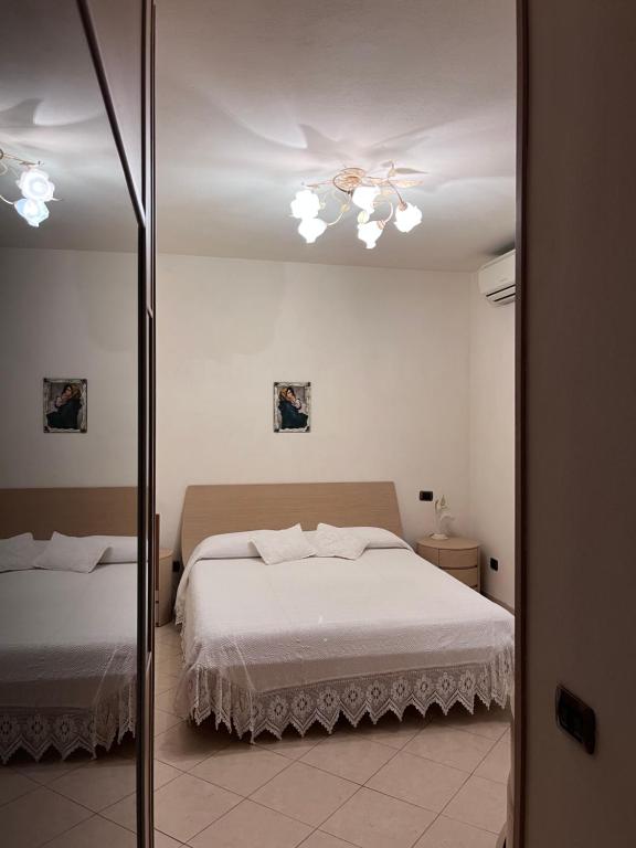 马尔米堡La Casa di Margot的一间卧室配有一张床和镜子