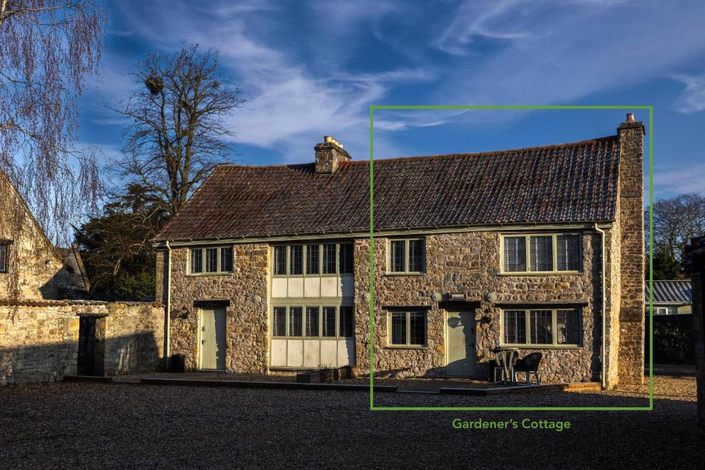 切普斯托Gardener's Cottage的一座大石头房子,四周绿线环绕