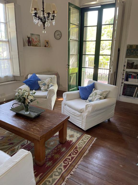 圣伊西德罗Departamento Malva con gran jardín的客厅配有2张白色沙发和1张咖啡桌