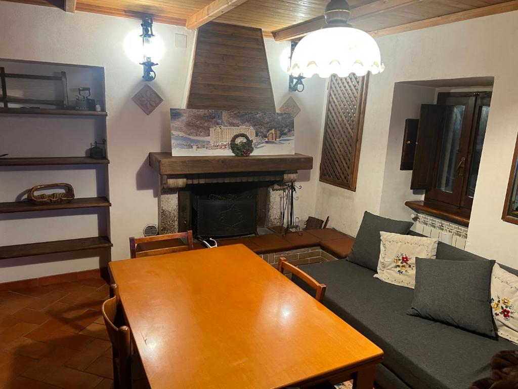 佩斯科克斯坦佐Pescocostanzo chalet的客厅配有沙发和桌子