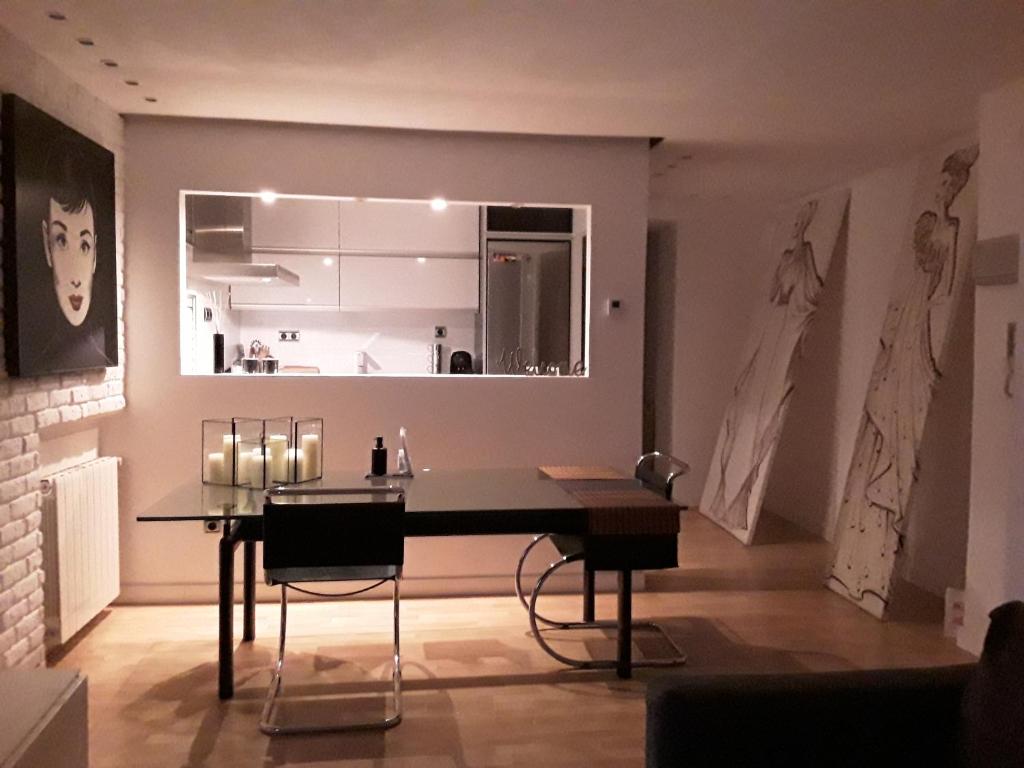 萨拉戈萨Loft luminoso y céntrico的一间带桌子的用餐室和一间厨房
