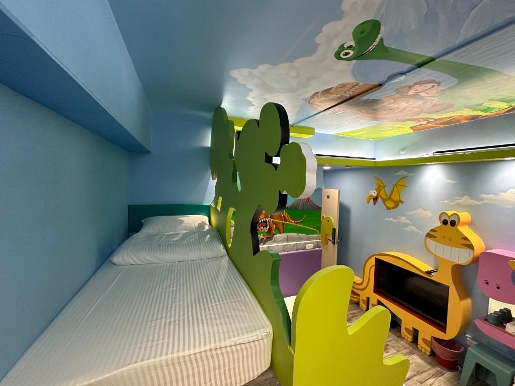 高雄高雄亲子溜滑梯High Fun旅店的儿童间 - 带仙人掌主题卧室