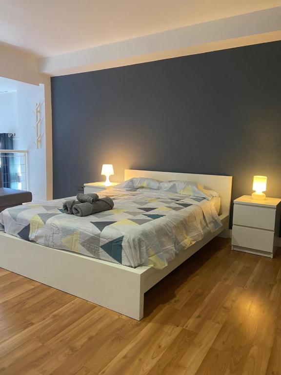 马德里Apartamentos Marquesado的一间卧室配有一张大床,上面有两盏灯