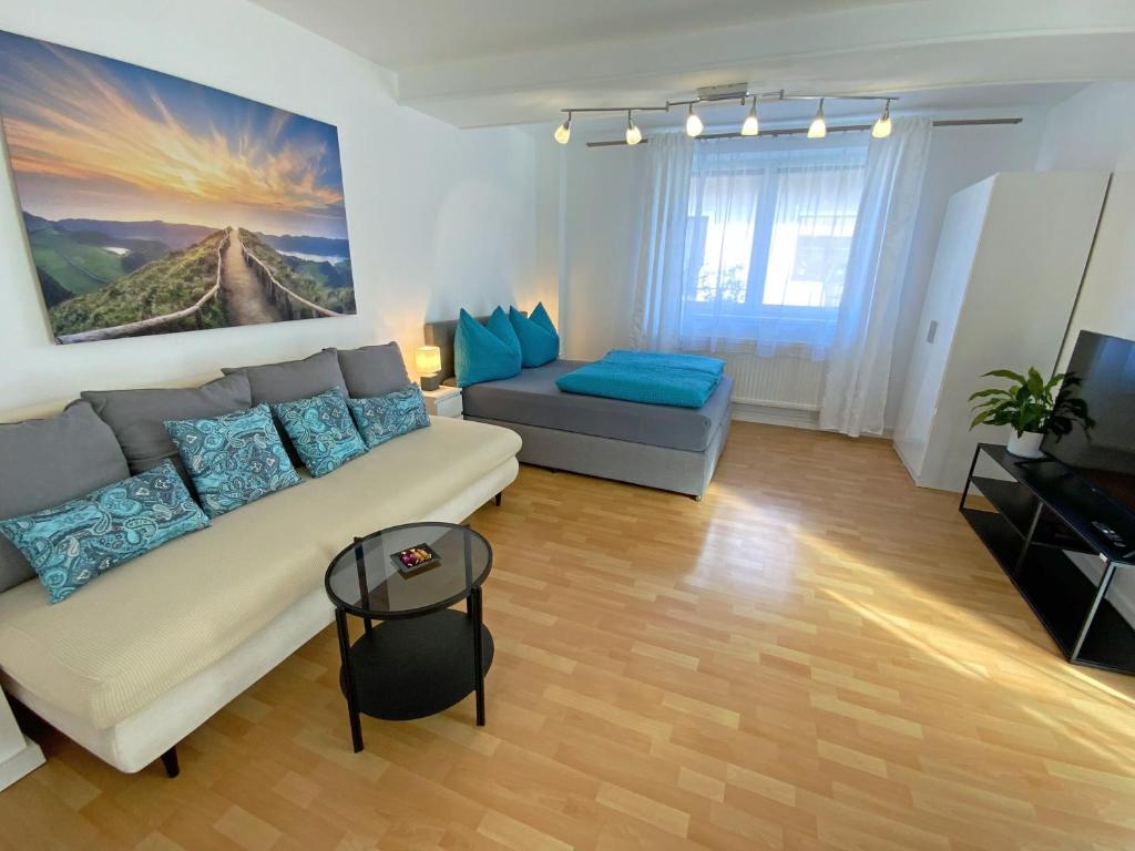 圣珀尔滕Jacky & Daniel's Apartments Top 1的客厅配有白色沙发和电视