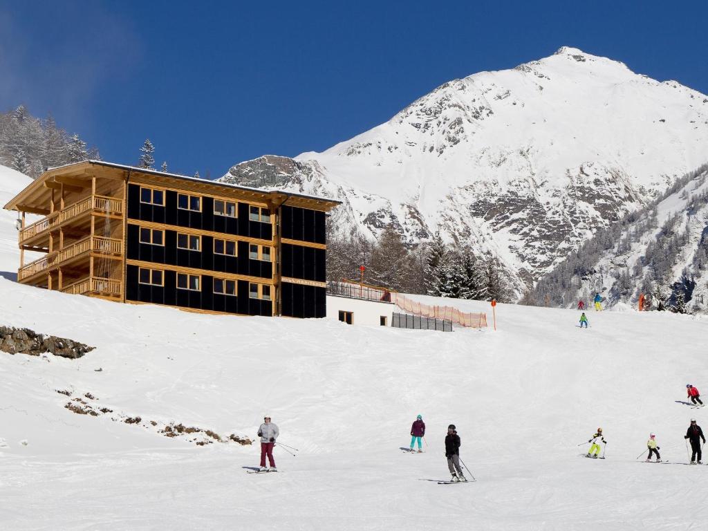 大格洛克纳山麓卡尔斯Haus Maritchen的一群人沿着雪覆盖的山滑雪