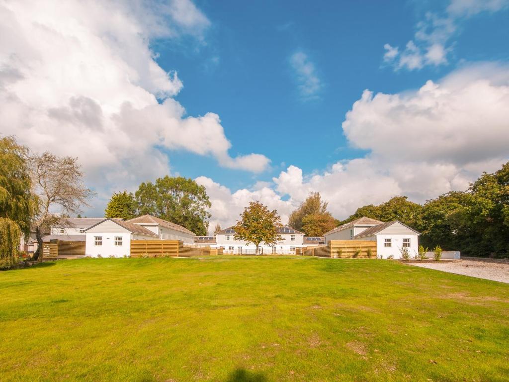 索尔塔什Fir Cottage - Uk38485的一座大院子,有房子的背景