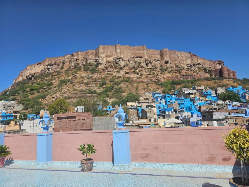 焦特布尔Khamma Heritage的享有蓝色城市的厨师chaouen和山丘的景色