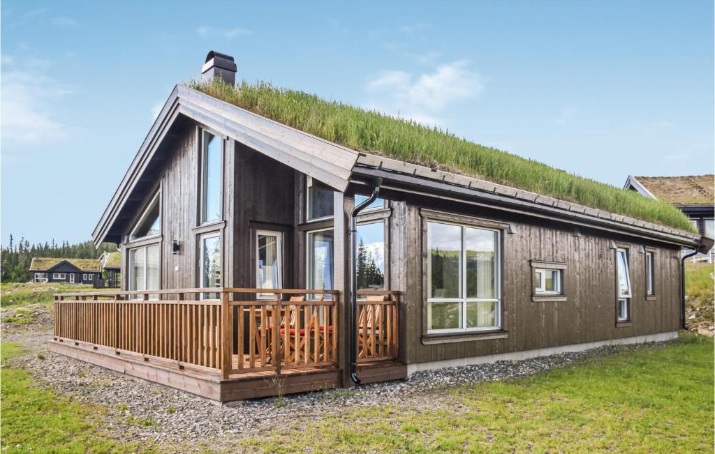 利勒哈默尔Beautiful Home In Lillehammer With Sauna的一座带大甲板的草屋顶房子