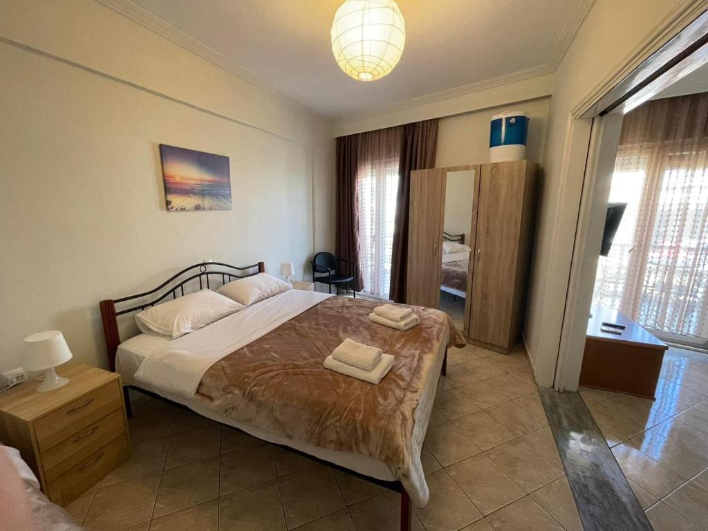 尼亚普拉莫斯Hara's Apartment 80m from the beach nea peramos的一间卧室配有一张床,上面有两条毛巾