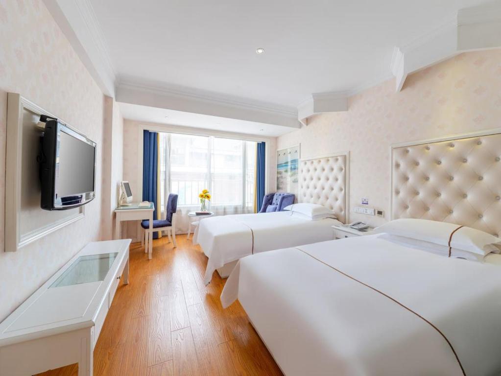 义乌义乌领尚酒店 的酒店客房设有两张床和一台平面电视。