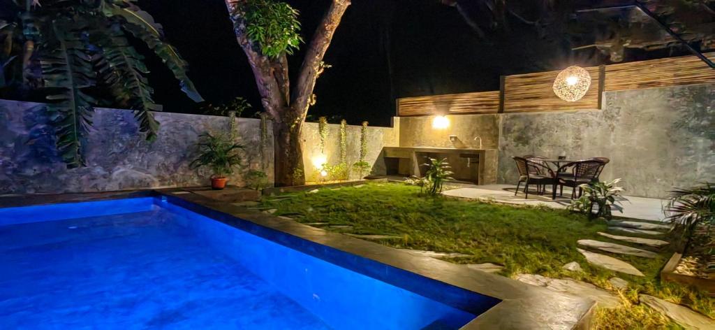 爱妮岛Calao Villa, Solar Villa 2 rooms with Private Pool的后院的游泳池